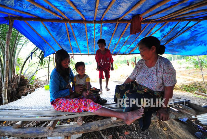Keluarga Suku Anak Dalam (SAD) atau Orang Rimba duduk di dalam tenda seadanya yang menjadi tempat tinggal sementaranya di ladang perkebunan miliknya di Pelepat, Bungo, Jambi, Jumat (2/10/2020). Puluhan Orang Rimba dari 118 jiwa yang biasa menetap di perumahan SAD dampingan SSS Pundi Sumatera di daerah itu memilih tinggal sementara di ladang perkebunan miliknya karena khawatir terhadap pandemi COVID-19. ANTARA FOTO/Wahdi Septiawan/wsj.