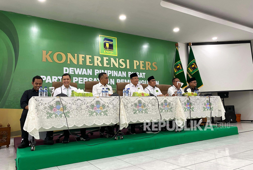 Pelaksana tugas (Plt) Ketua Umum Partai Persatuan Pembangunan (PPP), Muhammad Mardiono (tengah) menanggapi putusan MK yang membuat peluang partainya semakin tipis untuk lolos ke parlemen, di Kantor DPP PPP, Jakarta, Rabu (22/5/2024). 