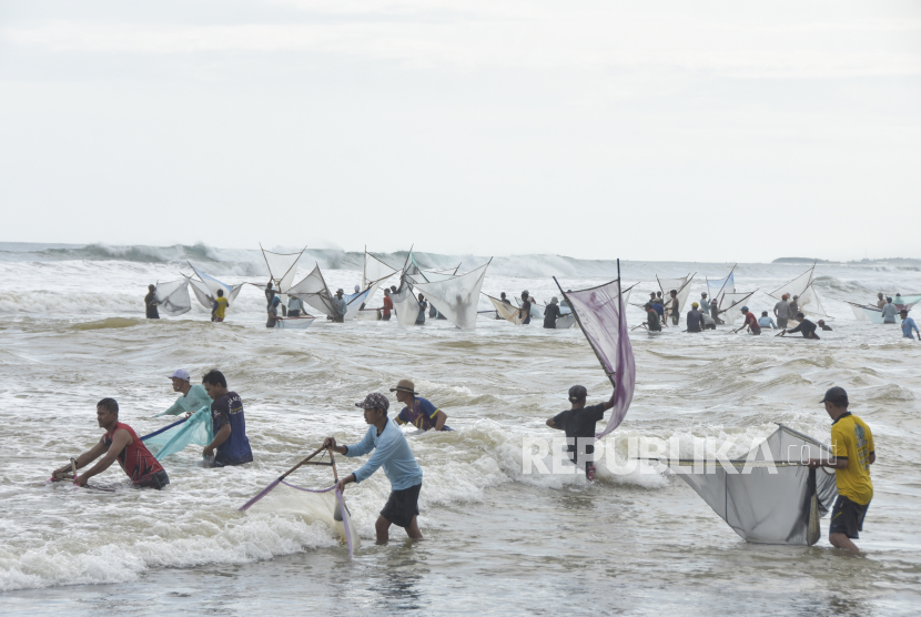 Nelayan menjaring ikan impun saat tradisi Nyalawe di pesisir pantai Cilaki, Kabupaten Garut, Provinsi Jawa Barat, Rabu (27/4/2022). Nyalawe merupakan tradisi warga setempat untuk menangkap ikan kecil dari laut menuju sungai. 