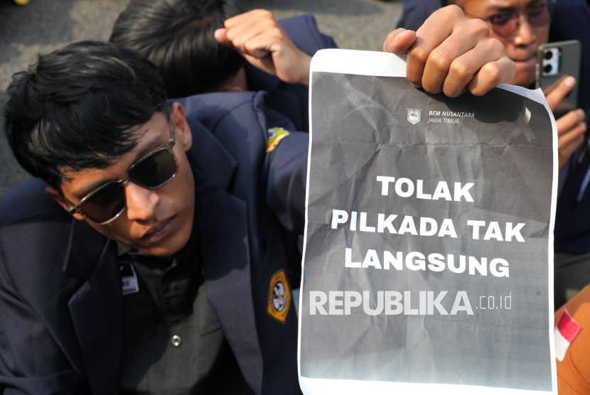 Tolak Wacana Pilkada Tidak Langsung, Mahasiswa Geruduk Gedung DPRD Jatim