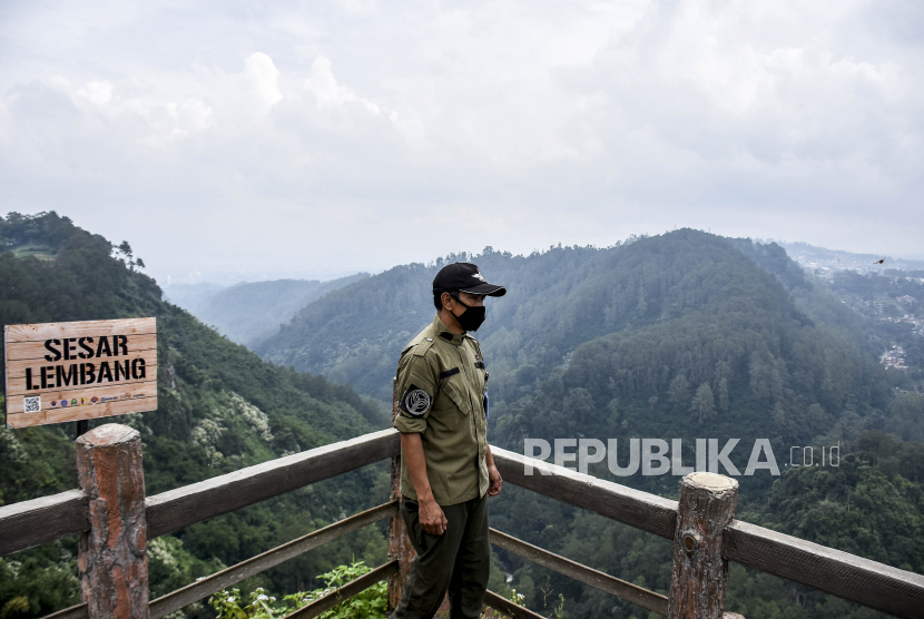 Petugas keamanan beraktivitas di area Tebing Keraton, Ciburial, Kabupaten Bandung. Pengelola Badan Layanan Umum Daerah (BLUD) Taman Hutan Raya (Tahura) Ir H Djuanda untuk sementara menutup aktivitasnya hingga 8 Febriari 2021.