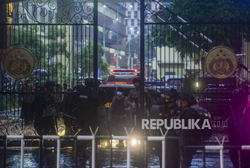 Sejumlah anggota kepolisian berjaga pasca penembakan terduga teroris di kawasan Gedung Mabes Polri, Jakarta, Rabu (31/3).