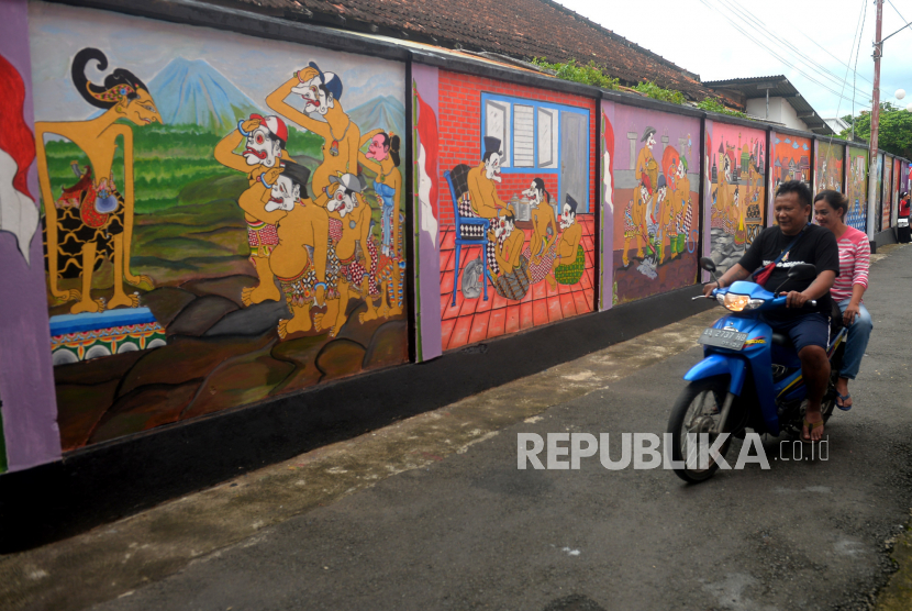 Mural bertema Pancasila di tembok Dusun Karangwatu, Muntilan, Jawa Tengah,. Nilai-nilai Islam diserap dalam setiap sila-sila Pancasila 