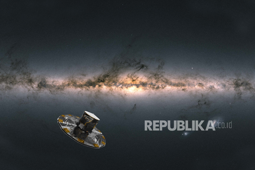 Foto selebaran yang tersedia 13 Juni 2022 oleh Badan Antariksa Eropa menunjukkan kesan artis dari satelit Gaia ESA yang mengamati Bima Sakti. Gambar latar belakang langit dikumpulkan dari data lebih dari 1,8 miliar bintang. Ini menunjukkan kecerahan total dan warna bintang yang diamati oleh Gaia yang dirilis sebagai bagian dari Rilis Data Awal 3 (Gaia EDR3) Gaia. Peta Kuburan Galaksi Bima Sakti Akhirnya Terungkap