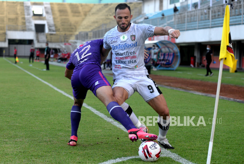 Penyerang Bali United Spasojevic mencoba melewati bek Persita Kevin saat pertandingan lanjutan Piala Menpora 2021 di Stadion Maguwoharjo, Sleman, Yogyakarta, Jumat (2/4). Pada pertandingan ini berakhir imbang 1-1. Dan Bali United memastikan lolos ke fase berikutnya.
