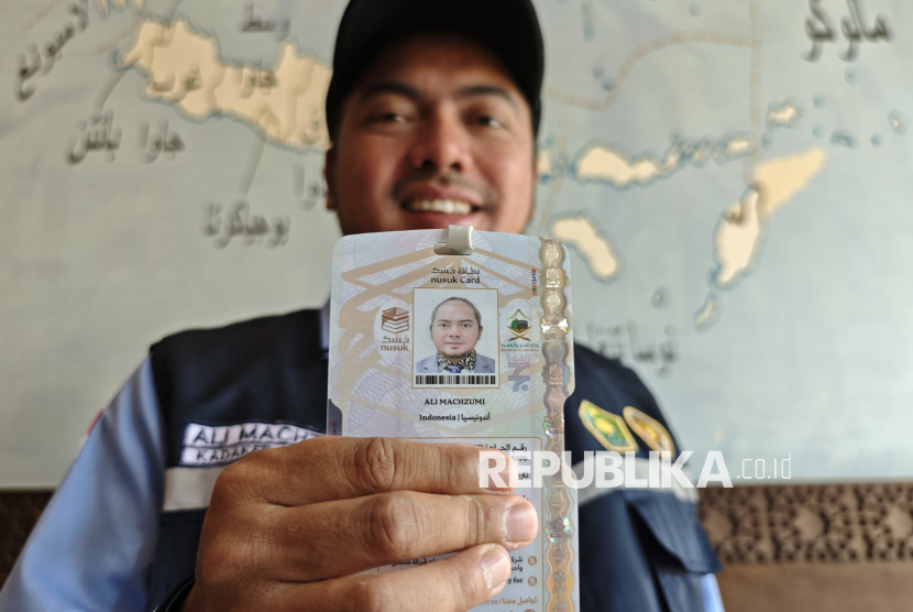 Kepala Daker Makkah Ali Machzumi menunjukkan Kartu Nusuk di Kantor Urusan Haji Indonesia, Makkah, Arab Saudi, Kamis (8/5/2025). Kartu Nusuk merupakan identitas digital resmi dari Kementerian Haji dan Umrah Arab Saudi yang berisi foto jamaah, kode QR, dan nomor visa dengan fungsi utamanya sebagai verifikasi jamaah resmi guna mencegah masuknya jamaah ilegal. 