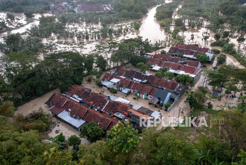 Foto udara kondisi banjir bandang yang melanda Perumahan Dinar Indah, Kelurahan Meteseh, Kecamatan Tembalang, Semarang, Jawa Tengah. 