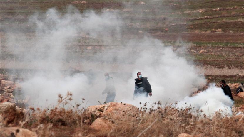 Sedikitnya 15 warga Palestina terluka dan puluhan lainnya mengalami sesak nafas di Tepi Barat yang diduduki ketika tentara Israel menggunakan peluru karet dan gas air mata untuk membubarkan protes anti-pemukiman.