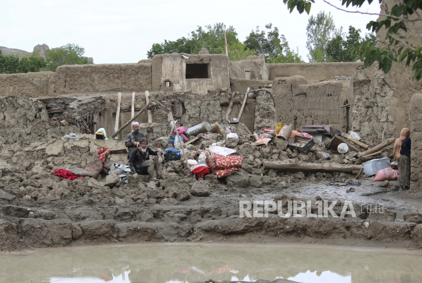  Orang-orang mengumpulkan barang-barang mereka dari rumah mereka yang rusak setelah banjir besar di distrik Khushi provinsi Logar selatan Kabul, Afghanistan, Ahad, 21 Agustus 2022. Korban Tewas Akibat Banjir di Afghanistan Lebih dari 180 Orang