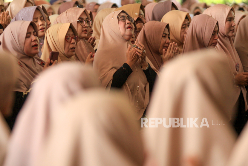 Sejumlah jamaah mengikuti selawat di Pendopo Delta Wibawa, Sidoarjo, Jawa Timur, Kamis (26/10/2023). Kegiatan yang diikuti komunitas Bunda Muslimah pecinta selawat tersebut dalam rangka memperingati Hari Santri.