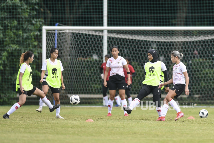 Sejumlah pesepak bola timnas putri Indonesia mengikuti latihan di Lapangan D, Kompleks Gelora Bung Karno, Senayan, Jakarta, Senin (8/3/2021). Latihan tersebut digelar untuk persiapan laga di ajang SEA Games 2021 Vietnam.