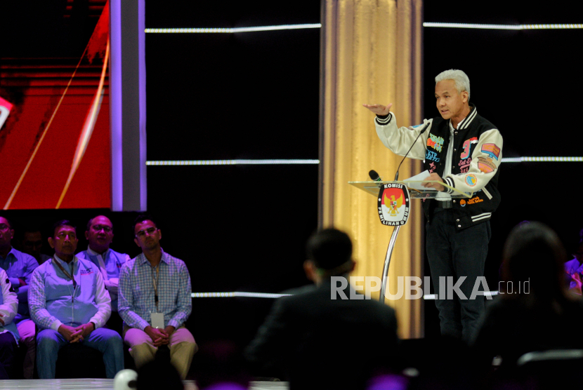 Capres nomor urut 3 Ganjar Pranowo saat mengikuti sesi debat pamungkas Pemilu 2024 di Jakarta Convention Center (JCC), Jakarta, Ahad (4/2/2024).