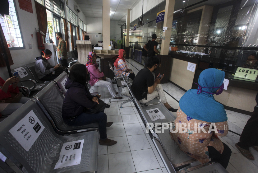 Warga mengantre dengan protokol kesehatan COVID-19 di Kantor Dinas Kependudukan dan Pencatatan Sipil (Disdukcapil) Kabupaten Sleman, D.I Yogyakarta (ilustrasi)