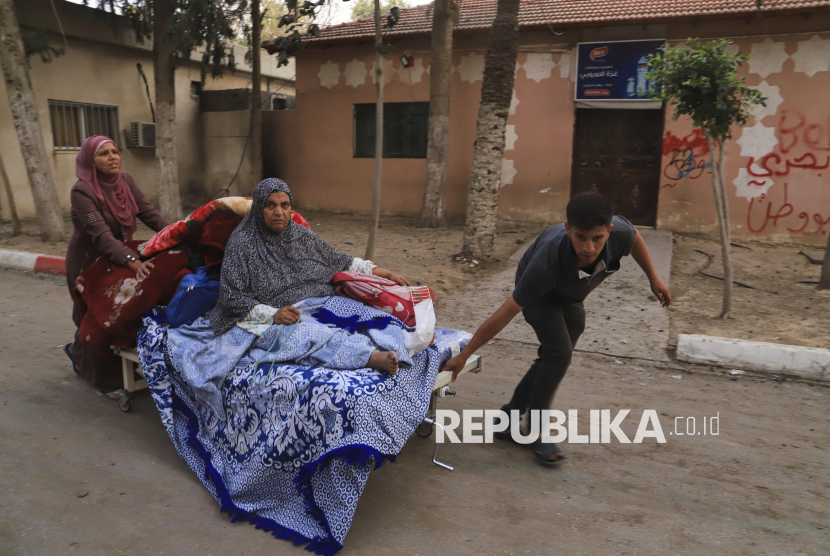 Warga Palestina mengevakuasi pasien dari rumah sakit Eropa di Khan Younis, Gaza, setelah terkena serangan udara tentara Israel, Selasa, 13 Mei 2025.