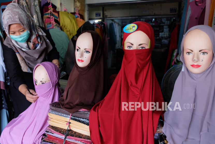 Pedagang menata busana Muslim yang dijual di Pasar Klewer Solo, Jawa Tengah (ilustrasi). Pemkpt Solo sedang melakukan pendataan pedagang pasar tradisional untuk persiapan vaksinasi Covid-19.