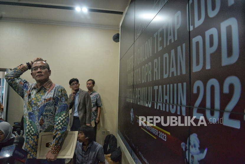 Ketua KPU Hasyim Asyari bersama Anggota KPU memberikan keterangan terkait Penetapan Daftar Calon Tetap (DCT)  untuk DPR dan DPD untuk pemilu 2024 di Gedung KPU RI, Jakarta, Jumat (3/11/2023). KPU menetapkan Daftar Calon Tetap (DCT) Anggota DPR sebanyak 9.917 orang sedangkan untuk DPD ada 668 orang.