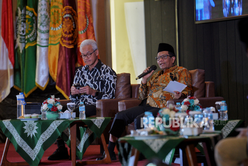 Calon Presiden Ganjar Pranowo (kiri) dan Cawapres Mahfud MD (kanan). LSI Denny JA mencatat ada sejumlah blunder buat elektabilitas Ganjar-Mahfud menurun.