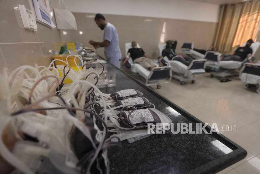 Warga Palestina mendonorkan darahnya di rumah sakit Nasser di Khan Younis, Jalur Gaza selatan, Kamis, 16 November 2023.