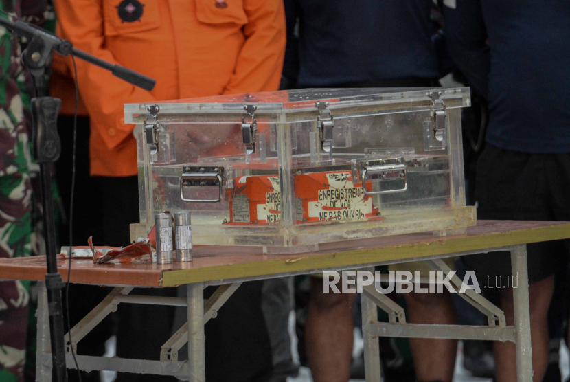 Flight Data Recorder (FDR) pesawat Sriwijaya Air PK-CLC dengan nomor penerbangan SJ-18 yang jatuh di perairan Pulau Seribu diperlihatkan di Dermaga JICT, Jakarta, Selasa (12/1). Republika/Thoudy Badai