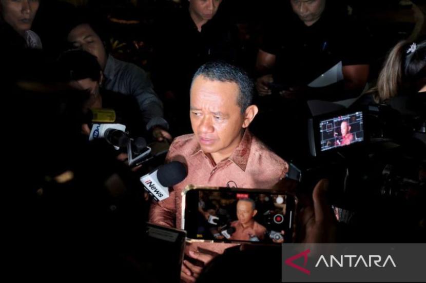 Menteri ESDM lapor Presiden soal PLTS tiap desa hingga transisi energi.