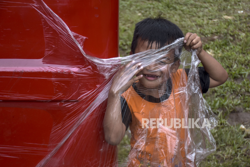 Seorang anak bermain. BKKBN membeberkan jika rata-rata dari skor IQ anak Indonesia pada tahun 2022 hanya mencapai angka 78,49.