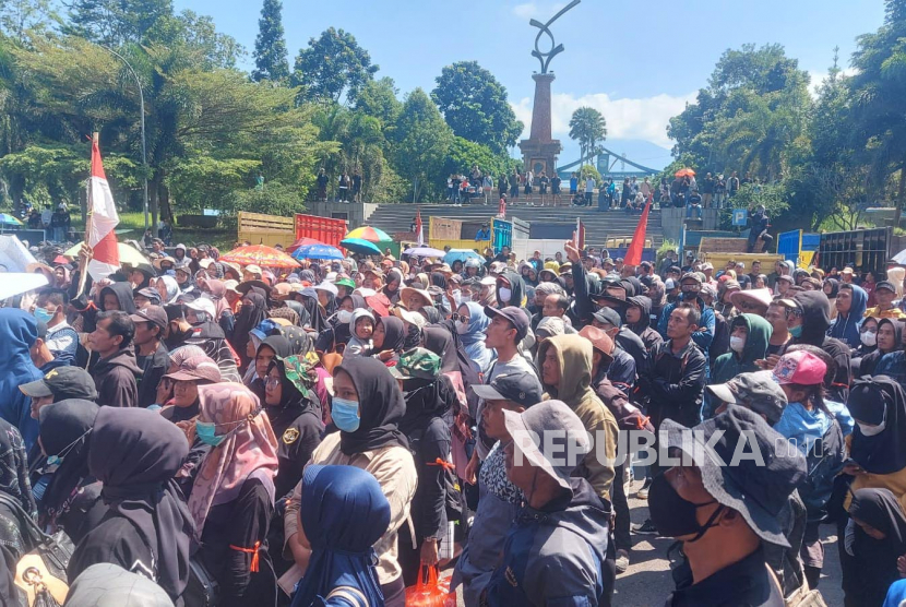 Ratusan warga mendatangi Kantor Bupati Tasikmalaya di Kecamatan Singaparna, Kabupaten Tasikmalaya, Jawa Barat, Selasa (16/5/2023), untuk menuntut perbaikan jalan yang kondisinya rusak. 