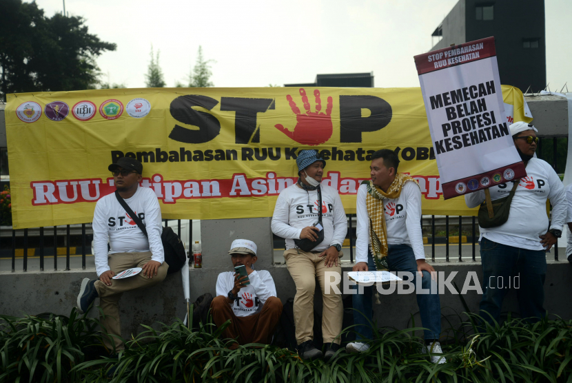 Para tenaga medis dan kesehatan menggelar aksi menolak RUU KEsehatan di depan gedung MPR/DPR-DPD, Senayan, Jakarta, Senin (5/6/2023). 
