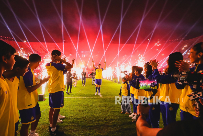  Foto selebaran yang disediakan oleh Saudi Al-Nassr Club pada Rabu (4/1/2023) menunjukkan penyerang baru Al-Nassr Portugal Cristiano Ronaldo menghadiri upacara penyerahan di Stadion Mrsool Park, di Riyadh, Arab Saudi, Selasa (3/1/2023) Cristiano Ronaldo dipresentasikan di Mrsool Stadion Park pada 03 Januari setelah dia menandatangani kontrak untuk Al-Nassr FC hingga 2025.