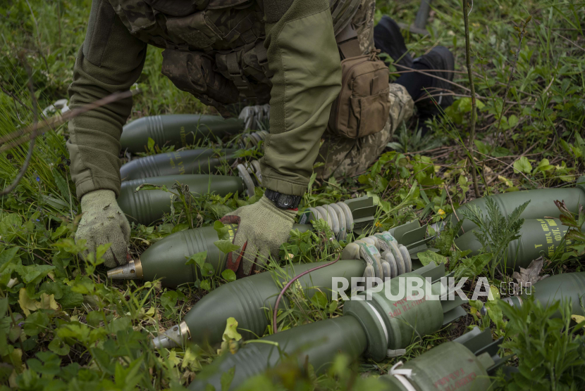 Seorang prajurit Ukraina bersiap untuk menembakkan mortir ke arah posisi Rusia di wilayah Kharkiv timur, Ukraina, Selasa, 17 Mei 2022. Pada Ahad (22/5/2022), pasukan Rusia menggempur wilayah Donbas dan Mykolaiv, Ukraina.