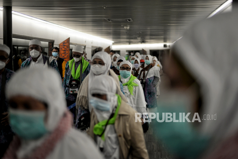 Jamaah haji kloter pertama tiba di Terminal 2F Bandara Soekarno Hatta, Tangerang, Banten, Sabtu (16/7/2022) dini hari. Kemenag Upayakan Biaya Haji yang Lebih Berkeadilan