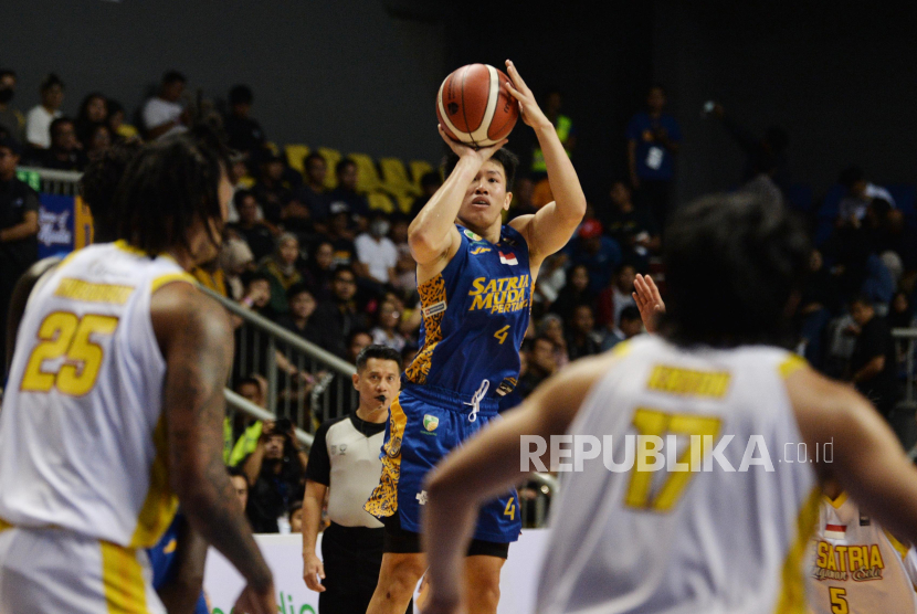 Pebasket Satria Muda Pertamina Abraham Damar Grahita berupaya melakukan shooting saat melawan Kesatria Bengawan Solo dalam pertandingan babak playoff IBL 2024 di Britama Arena, Kelapa Gading, Jakarta, Kamis (11/7/2024). Satria Muda Pertamina menang atas Kesatria Bengawan Solo dengan skor 90-64, sekaligus unggul 1-0 pada babak playoff IBL 2024.