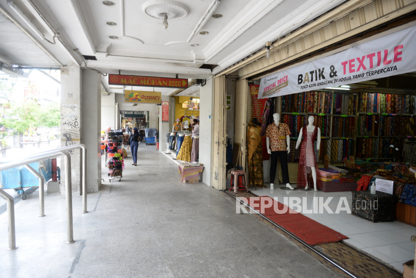 Toko mulai dibuka kembali di kawasan ikonik Malioboro, Yogyakarta, Senin (1/6). Beberapa pedagang mulai berjualan kembali di tengah pandemi virus corona