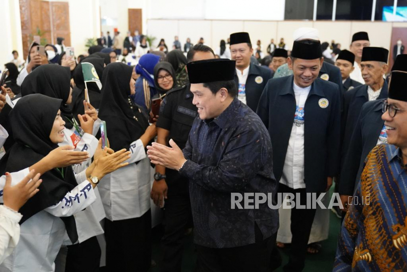 Menteri BUMN Erick Thohir menyapa peserta saat menghadiri Harlah dan Rakernas PB Al-Khairiyah di Gedung MPR, Kompleks Parlemen Senayan, Jakarta, Sabtu (6/5/2023).