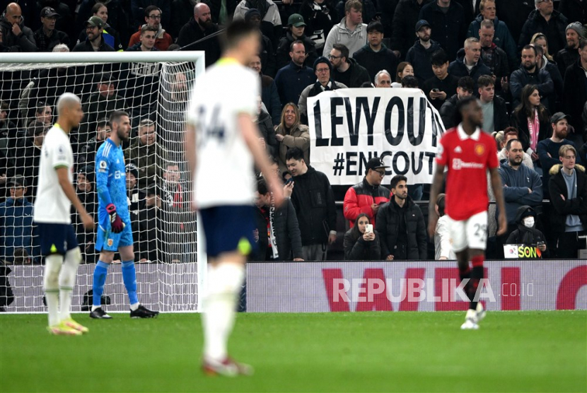 Para penggemar Tottenham Hotspur membentangkan spanduk tanda protes kepada pemilik klub, akhir pekan lalu. 