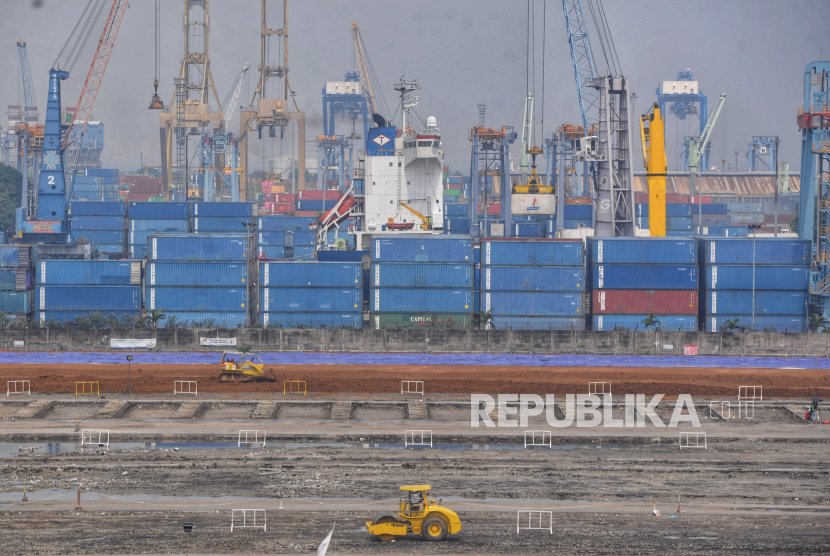 Aktivitas bongkar muat peti kemas di pelabuhan Tanjung Priok, Jakarta, Kamis (26/9/2024). 