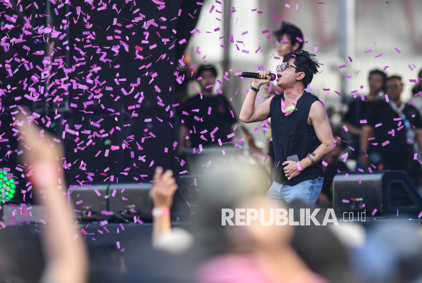 Vokalis grup musik Juicy Luicy Julian Kaisar tampil menghibur pada festival musik Pestapora di JIExpo Kemayoran, Jakarta, Jumat (5/9/2025). Dalam penampilannya, Juicy Luicy membawakan lagu-lagu dari grup musik Peterpan seperti Menghapus Jejakmu, Semua Tentang Kita, dan Walau Habis Terang. 