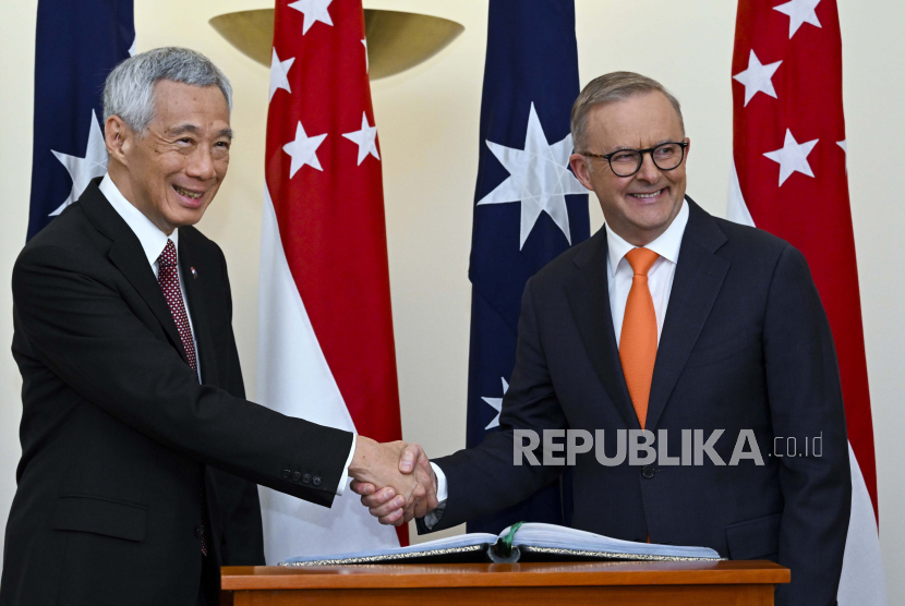 Perdana Menteri Singapura Lee Hsien Loong, kiri, berjabat tangan dengan Perdana Menteri Australia Anthony Albanese.