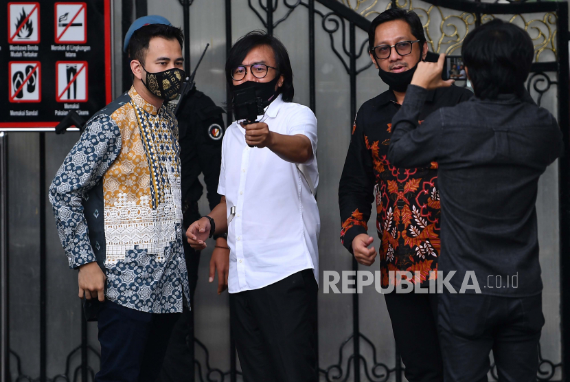 Aktor Raffi Ahmad (kiri), Andre Taulany (kanan),  dan penyanyi Ari Lasso berbincang seusai bertemu dengan Presiden Joko Widodo di kompleks Istana Kepresidenan, Jakarta, Selasa (14/7/2020). Kedatangan sejumlah artis, penyanyi, penggiat media sosial dan seniman ke Istana tersebut untuk diminta membantu menyosialisasikan protokol kesehatan dan bahaya COVID-19 kepada masyarakat. ANTARA FOTO/Sigid Kurniawan/hp.