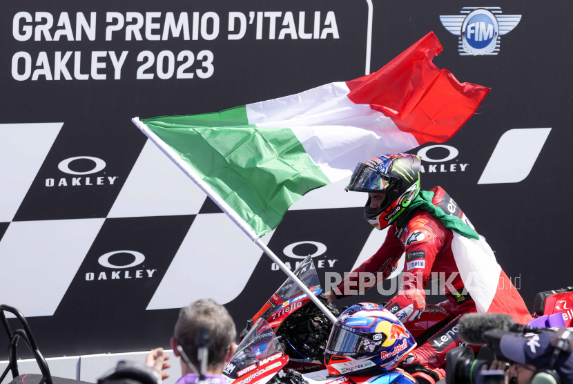 Pembalap Ducati Lenovo Francesco Bagnaia yang merupakan murid Valentino Rossi merayakan keberhasilannya meraih kemenangan di MotoGP Seri Italia di Sirkuit Scarperia, bulan Juni lalu. 