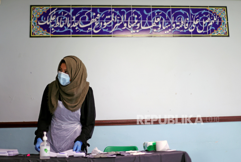 Imam Pengagas Vaksinasi di Masjid Sheffield Inggris Wafat. Jamaah masjid Al Abbas Islamic Center, Balsal Heath,  Birmingham Inggris menerima suntikan vaksin Covid-19, Kamis (21/1). Diharapkan sekitar 300 hingga 500 orang menerima vaksin di tempat ini.