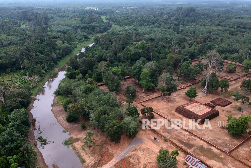 Foto aerial Candi Kedaton, Kawasan Percandian Muarajambi, Jambi, Selasa (17/3/2020). Balai Pelestarian Cagar Budaya (BPCB) Jambi menutup sementara kawasan percandian terluas di Asia Tenggara itu sejak 16-29 Maret 2020 guna mengantisipasi penyebaran virus corona (COVID-19). 