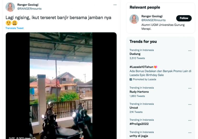 Viral jamban dan seorang pria di atapnya terseret banjir.