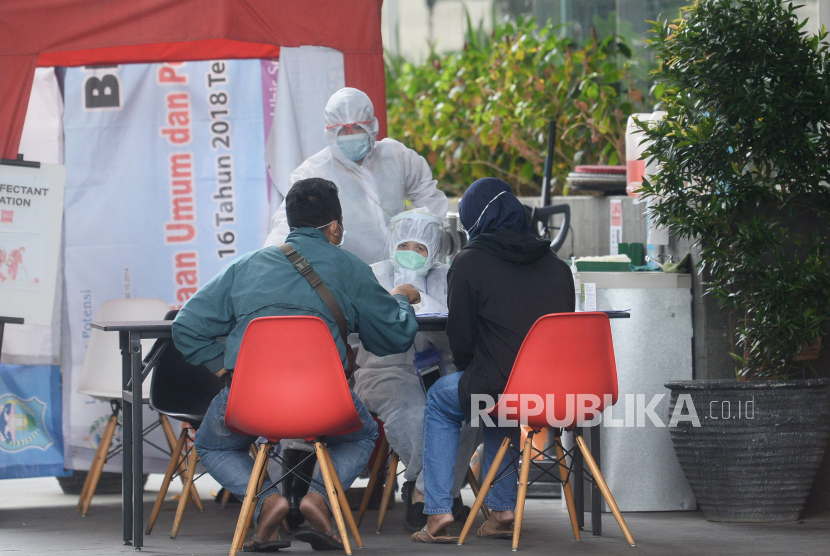 Petugas mendata pasien tanpa gejala ketika tiba untuk melakukan isolasi mandiri di Hotel Ibis Senen, Kwitang, Jakarta, Kamis (15/10). Penyampaian informasi kesehatan dapat disesuaikan dengan lima tipe kepribadian.