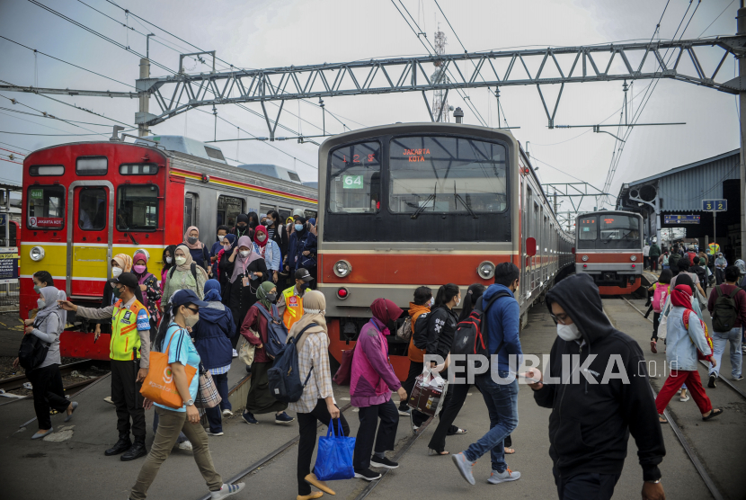 Sejumlah calon penumpang bersiap menaiki KRL Commuter Line di Stasiun Bogor, Kota Bogor, Jawa Barat, Senin (9/5/2022). 