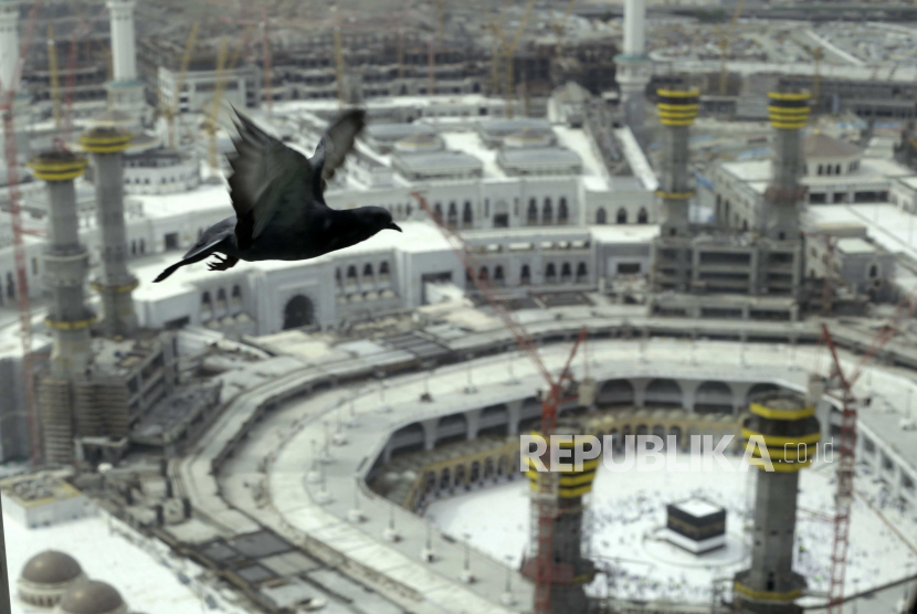 Seekor merpati terbang di atas Masjidil Haram, sehari sebelum haji tahunan, Sabtu 17 Juli 2021. Kemenag Fokus Mitigasi Umroh Sebagai Acuan Persiapan Haji