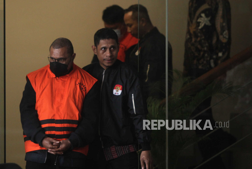 Pj Bupati Sorong Yan Piet Mosso memakai rompi tahanan saat akan dihadirkan pada konferensi pers di Gedung Merah Putih KPK, Jakarta Selatan, Selasa (14/11/2023). 