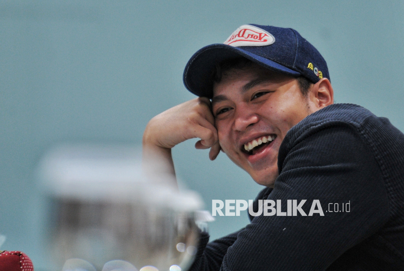 Aktor pemeran utama film Modal Nekad Fatih Unru saat berkunjung ke kantor Republika, Jalan Warung Buncit, Jakarta Selatan, Senin (9/12/2024). Fatih belajar akting dari almarhum ayah, Yayu Unru.