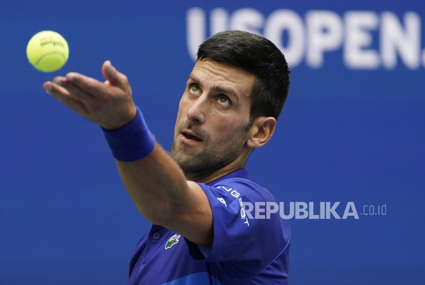Novak Djokovic, dari Serbia, melakukan servis kepada Daniil Medvedev, dari Rusia, pada final tunggal putra kejuaraan tenis AS Terbuka, Minggu, 12 September 2021, di New York.