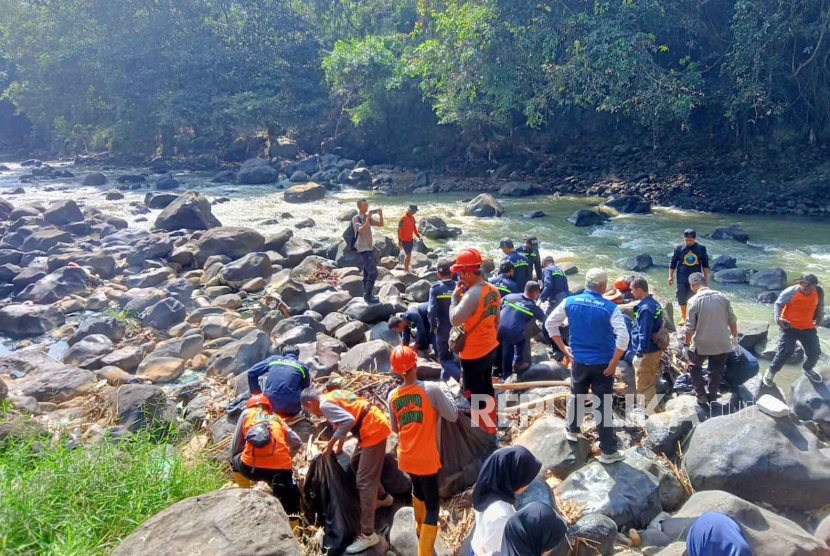 Ratusan petugas dan relawan melakukan aksi membersihkan Sungai Cimandiri di Kelurahan Cikundul, Kecamatan Lembursitu, Kota Sukabumi, Jawa Barat, Rabu (5/7/2023).