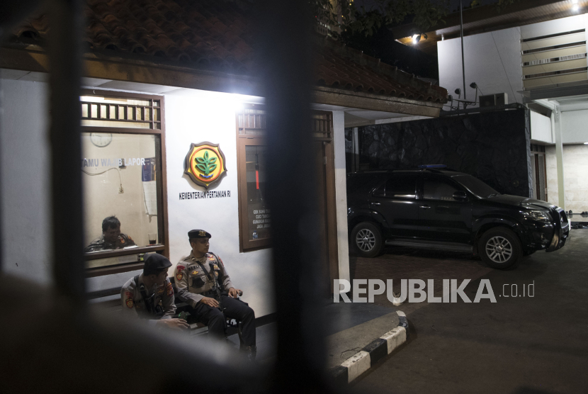 Petugas kepolisian berjaga saat penyidik KPK melakukan pengeledahan di rumah dinas Menttan Syahrul Yasin Limpo di perumahan Widya Chandra, Jakarta, Kamis (28/9/2023). 